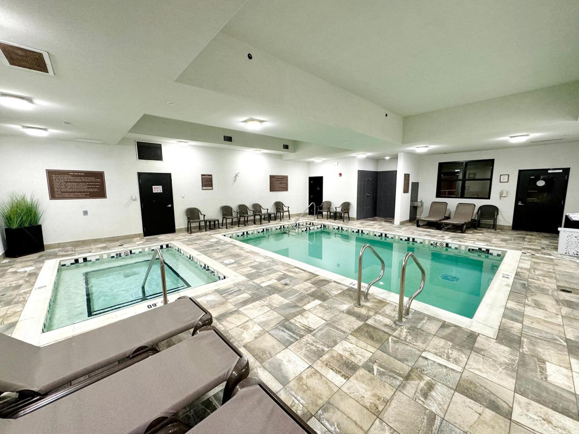 Southfort Inn Fort Saskatchewan Eksteriør bilde